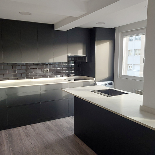 reforma integral de vivienda en madrid con cocina abierta de diseño contemporáneo y distribución funcional